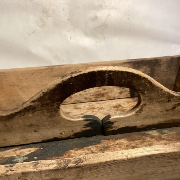 Primitive attic finish wooden tote. - Picture 2 of 8